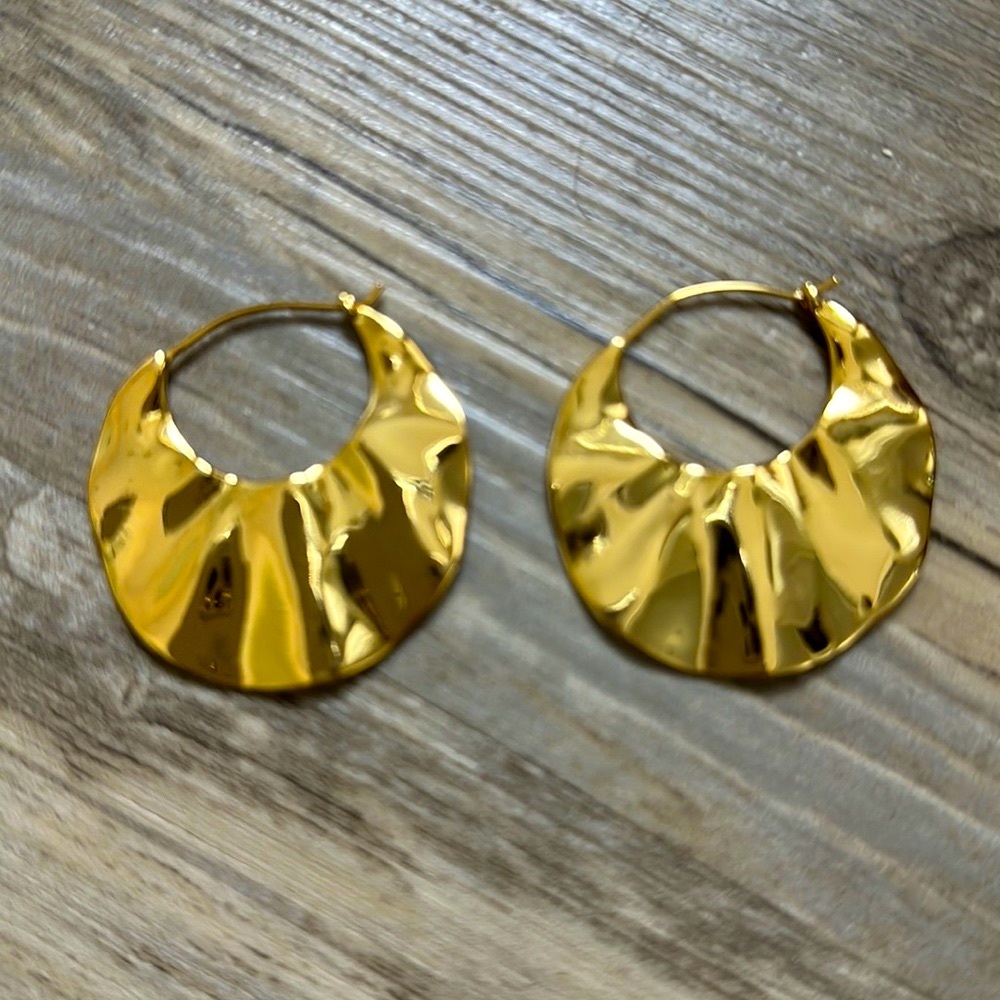 Gorjana hammered gold hoop earrings w pouch